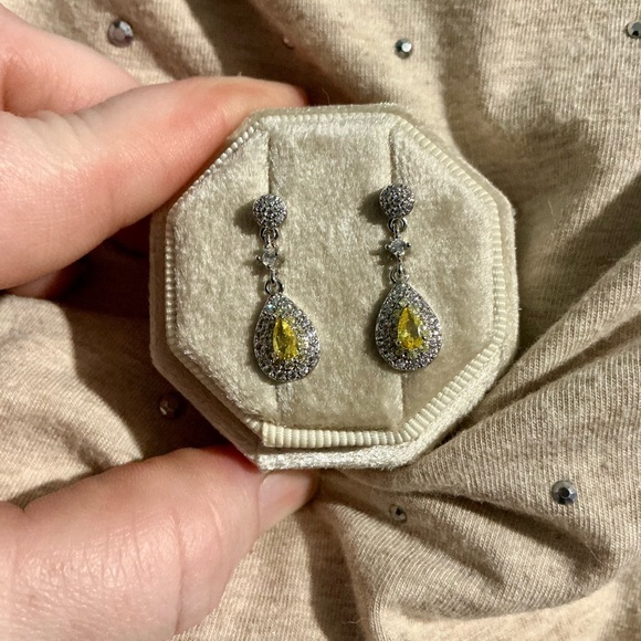 💛Elegant Canopy Yellow Pear Drop Earrings - Picture 12 of 15